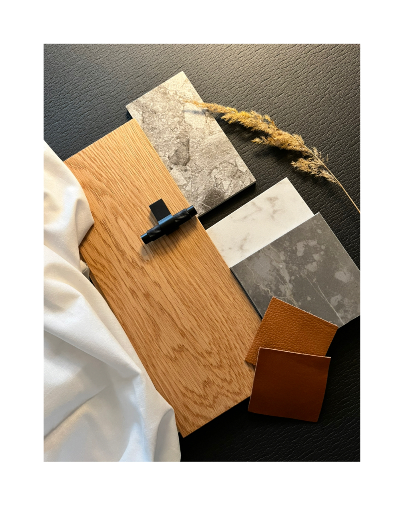 Materialeboard med træ, sten og varme naturmaterialer